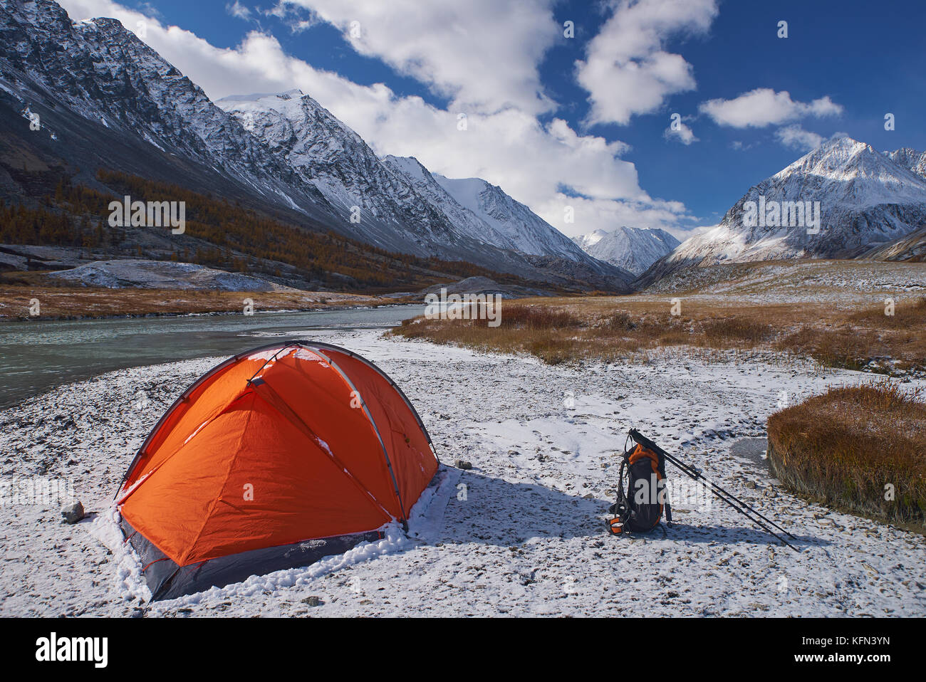 Campingplatz und Zelt mit Rucksack in den Bergen Stockfoto