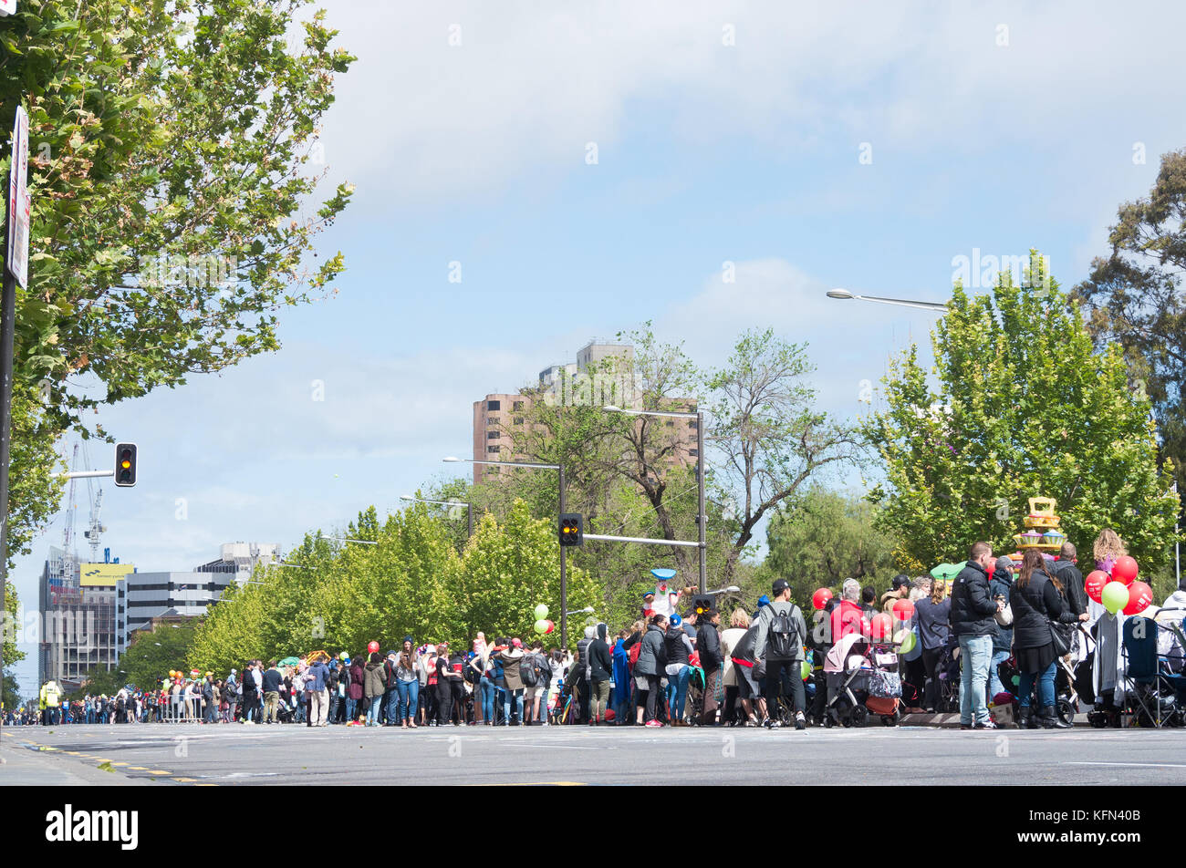 Eine Menschenmenge versammelt sich auf der North Terrace, um das Credit Union Christmas Pageant in Adelaide, South Australia, zu sehen. Stockfoto