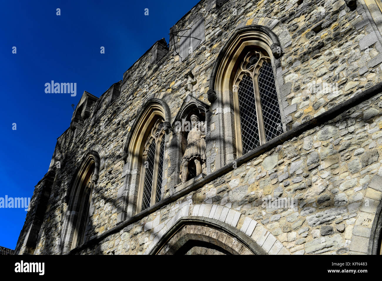 Die bargate in Southampton mit den Schatten eines in der Nähe Riesenrad über den Stein arbeiten. Das bargate ist ein mittelalterliches Tor Haus einmal Eingang in die Stadt Stockfoto