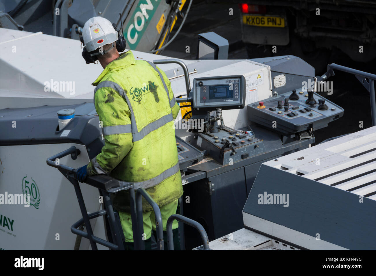 Ein Conway Baustellen Crew zur Festlegung der neue Asphalt auf einer Straße in London. Stockfoto