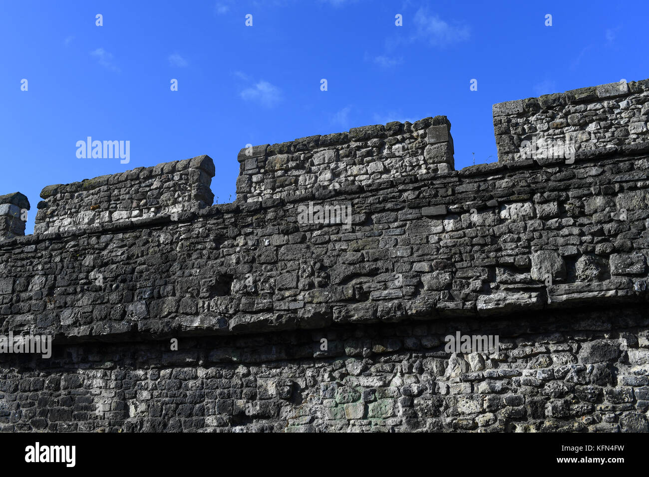 Eine Nahaufnahme Abschnitt der mittelalterlichen Mauern von Southampton, die einst die Stadt Grenzen geschützt. Stockfoto