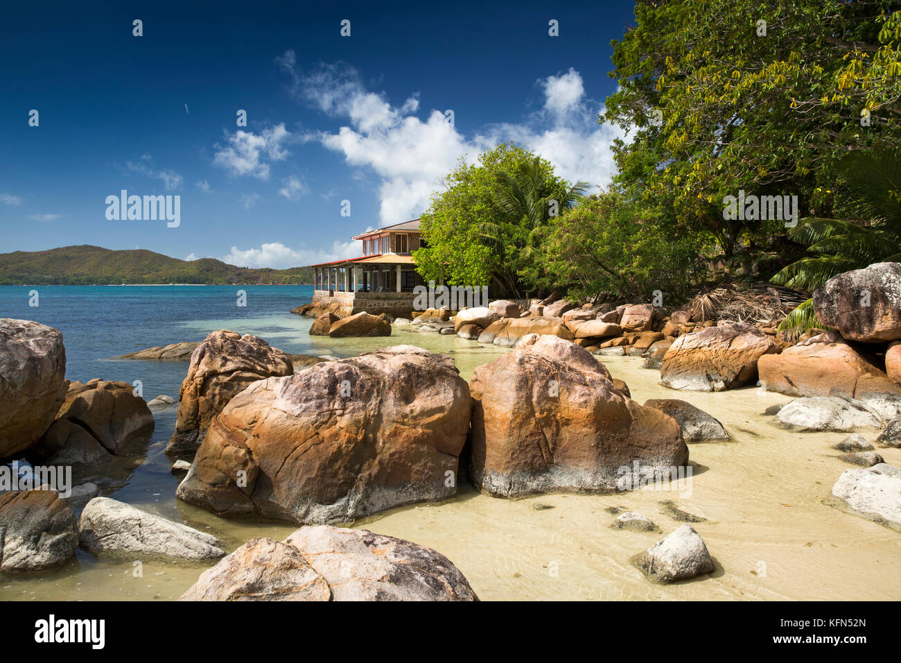 Die Seychellen, Praslin, Anse Besitz, Medaille d'Or Guest House auf der Landspitze über Felsen Stockfoto
