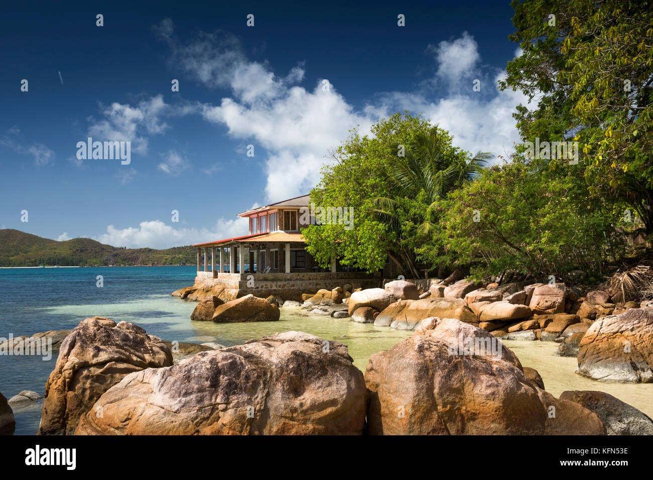 Die Seychellen, Praslin, Anse Besitz, Medaille d'Or Guest House auf der Landspitze über Felsen Stockfoto
