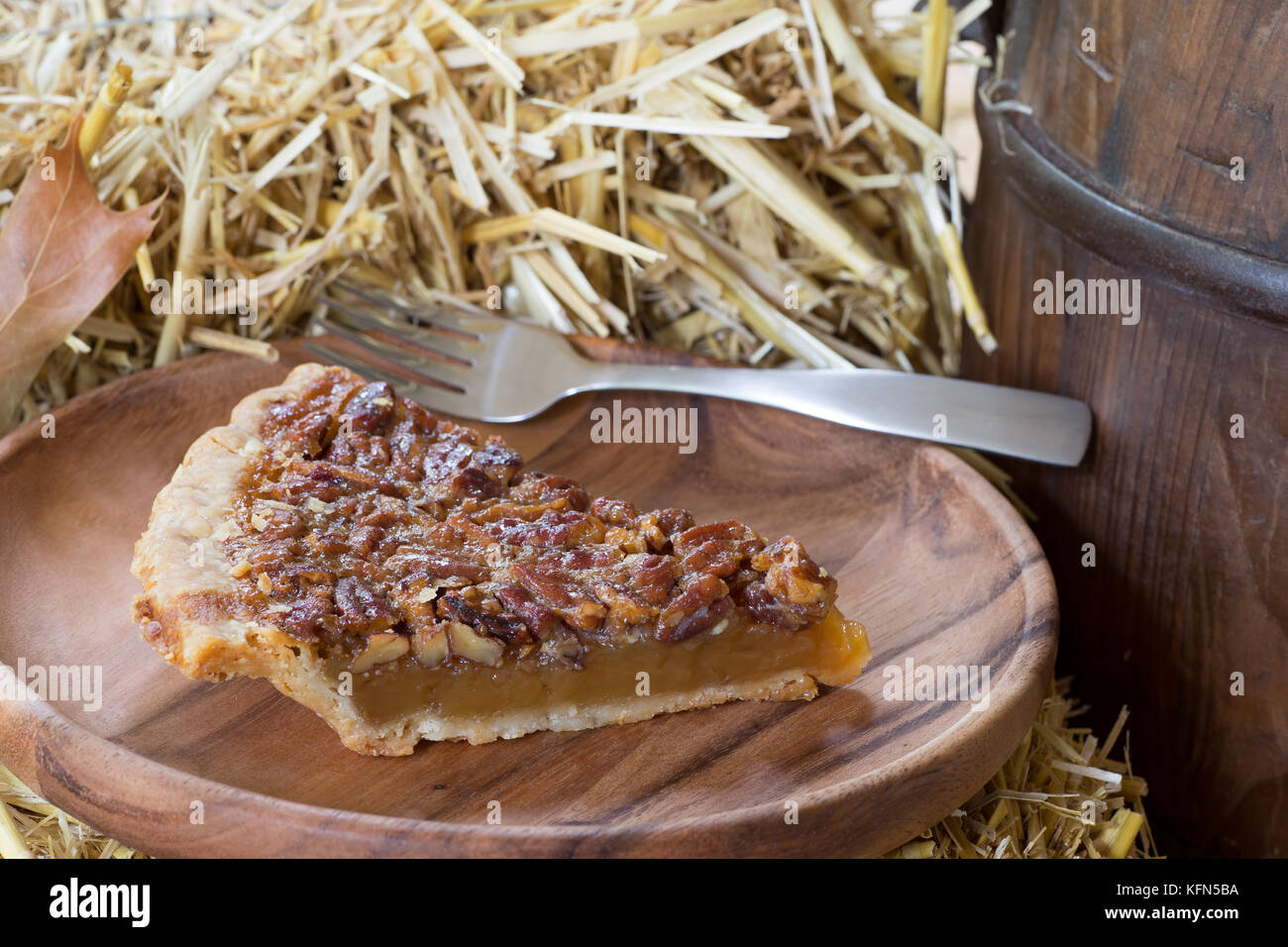 Schicht von Pecan Pie auf einer Holzplatte Stockfoto