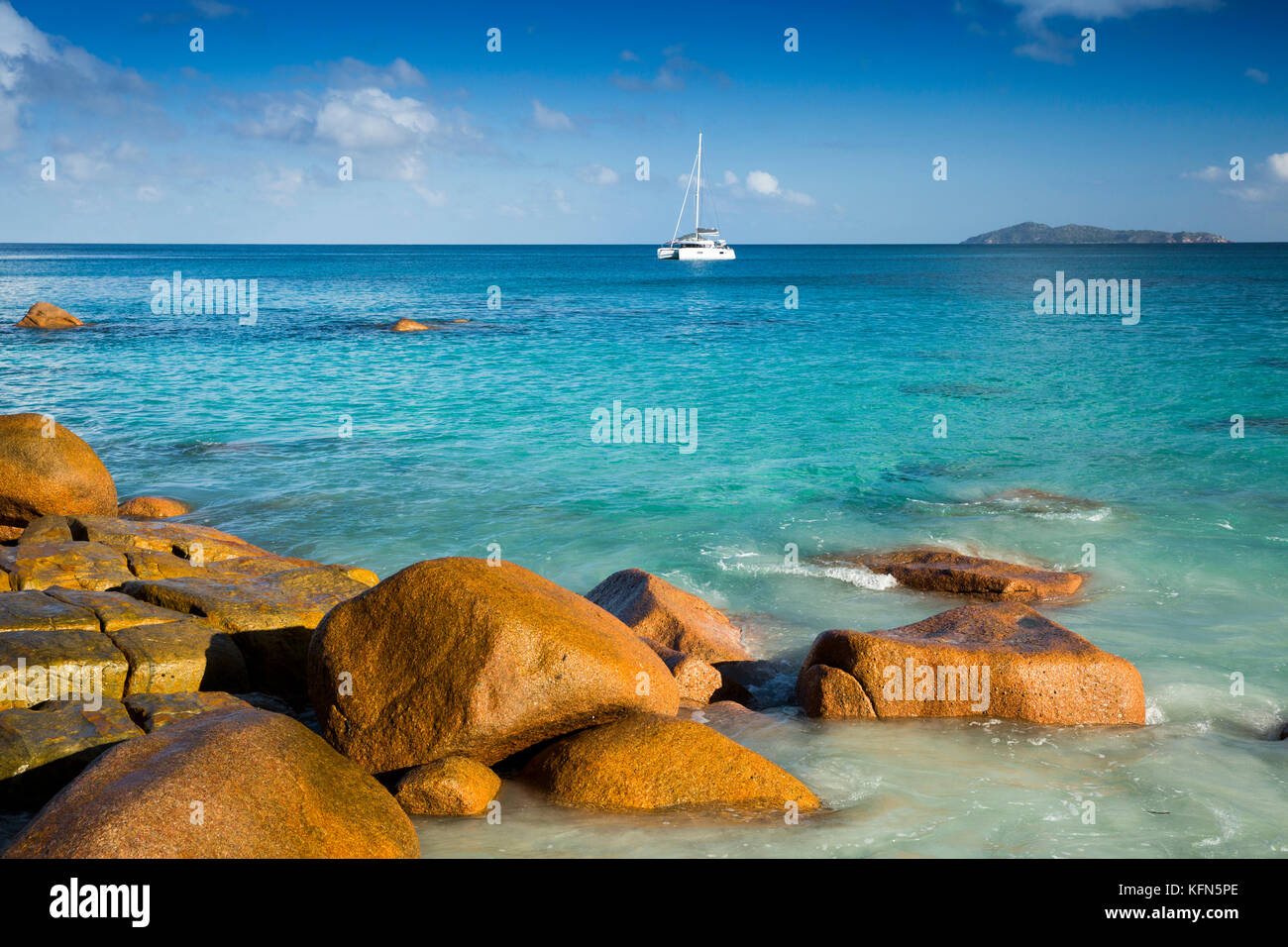 Die Seychellen, Praslin, Anse Lazio, Segeln Katamaran in idyllischen geschützten natürlichen Hafen Stockfoto