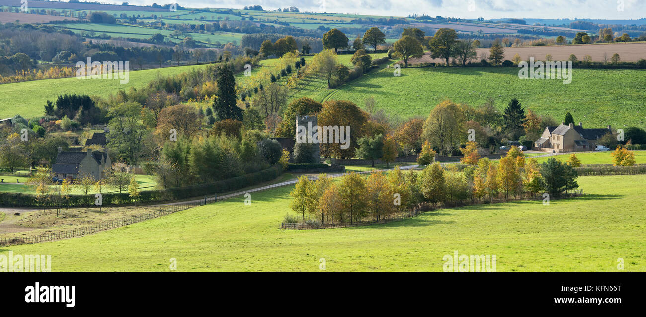 Wenig Rollright im Herbst morgen Sonnenlicht, Cotswolds, West Oxfordshire, England. Panoramablick Stockfoto