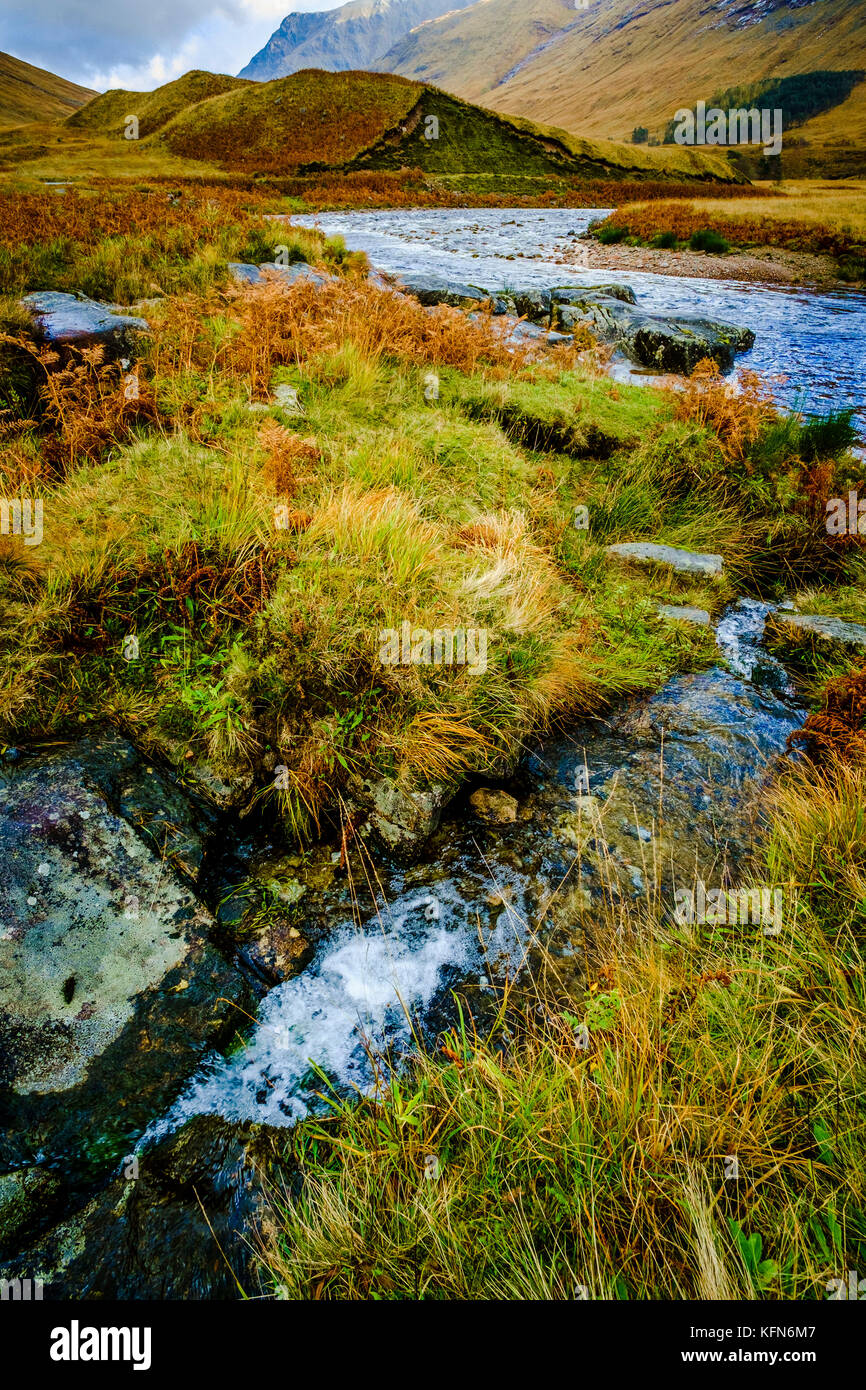 Der Fluss Etive in Speight, wie es fließt durch Glen Etive, Highlands von Schottland Stockfoto