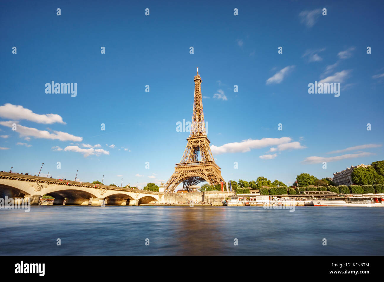 Der Eiffelturm und der Seine Weitwinkel in Paris. Stockfoto