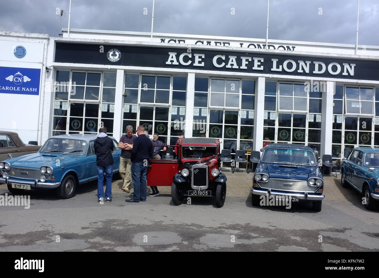 Klassische Austin Autos außerhalb des Ace Cafe in London geparkt Stockfoto