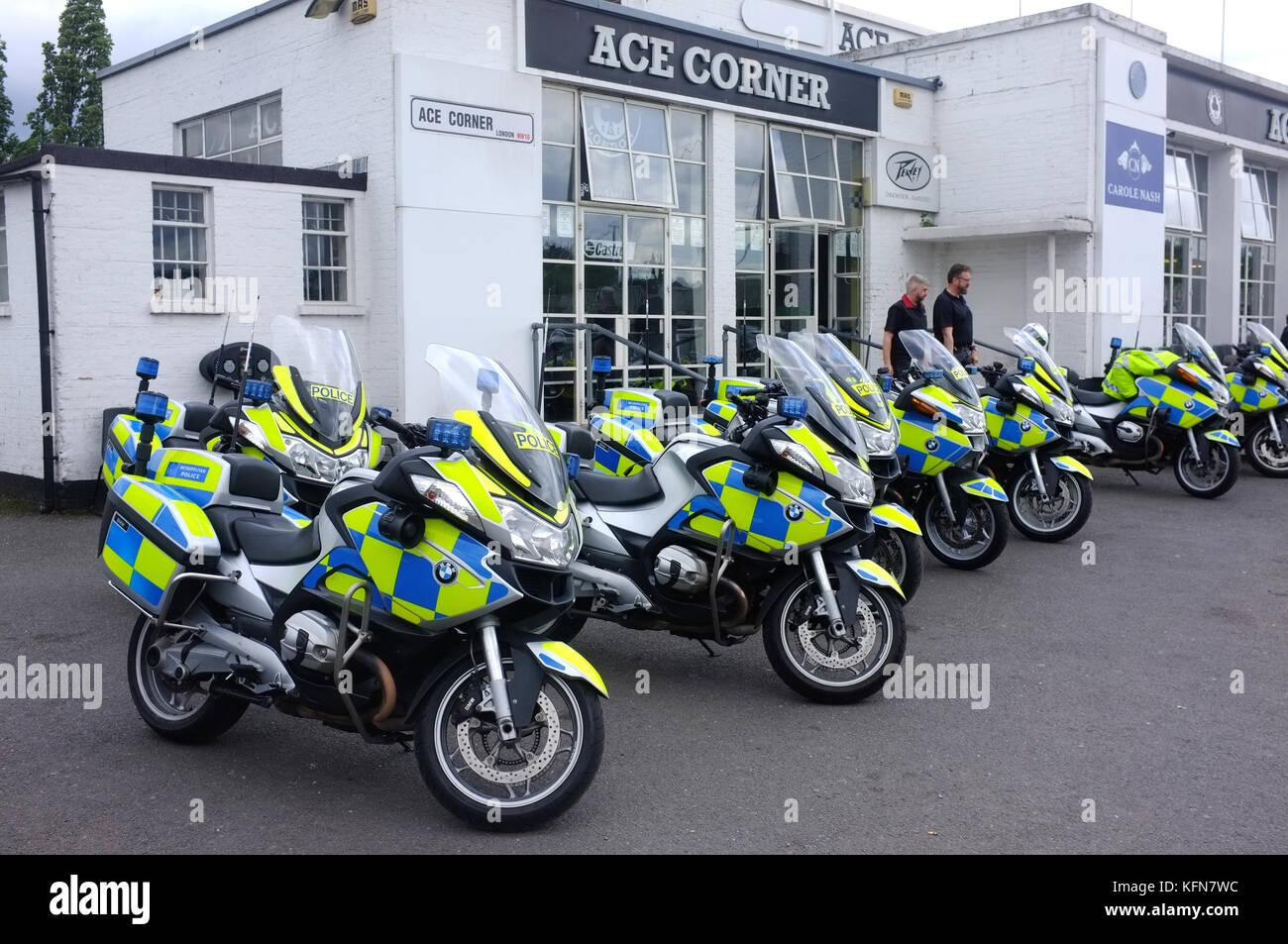 Eine Linie der Polizei Motorräder außerhalb des Ace Cafe in London geparkt Stockfoto