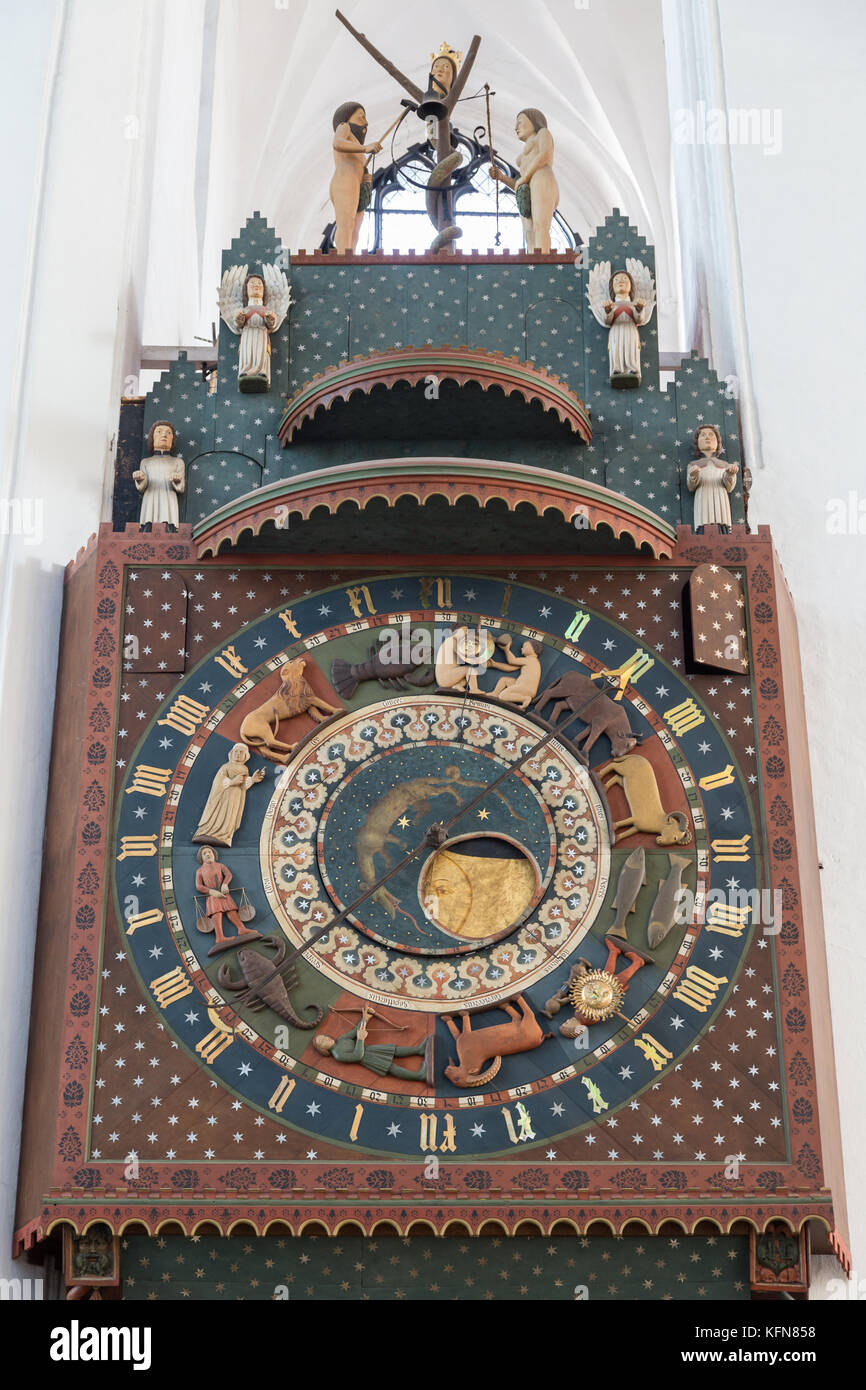 In der Nähe der Danziger astronomische Uhr in St. Mary's Basilica (Kirche)  in Danzig, Polen. Es wurde im 15. Jahrhundert gebaut Stockfotografie - Alamy