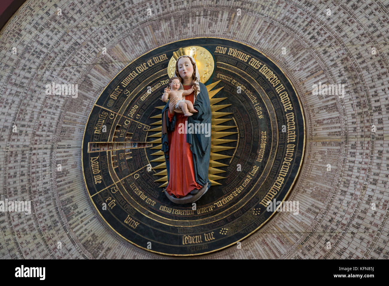 Nahaufnahme der Kalender der Heiligen in der Danziger astronomische Uhr in St. Mary's Basilica (Kirche) in Danzig, Polen. Stockfoto