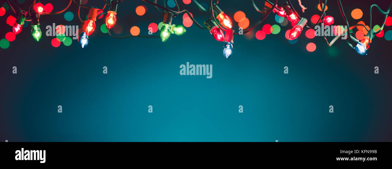 Weihnachtsbeleuchtung auf dunkelblauem Hintergrund Stockfoto