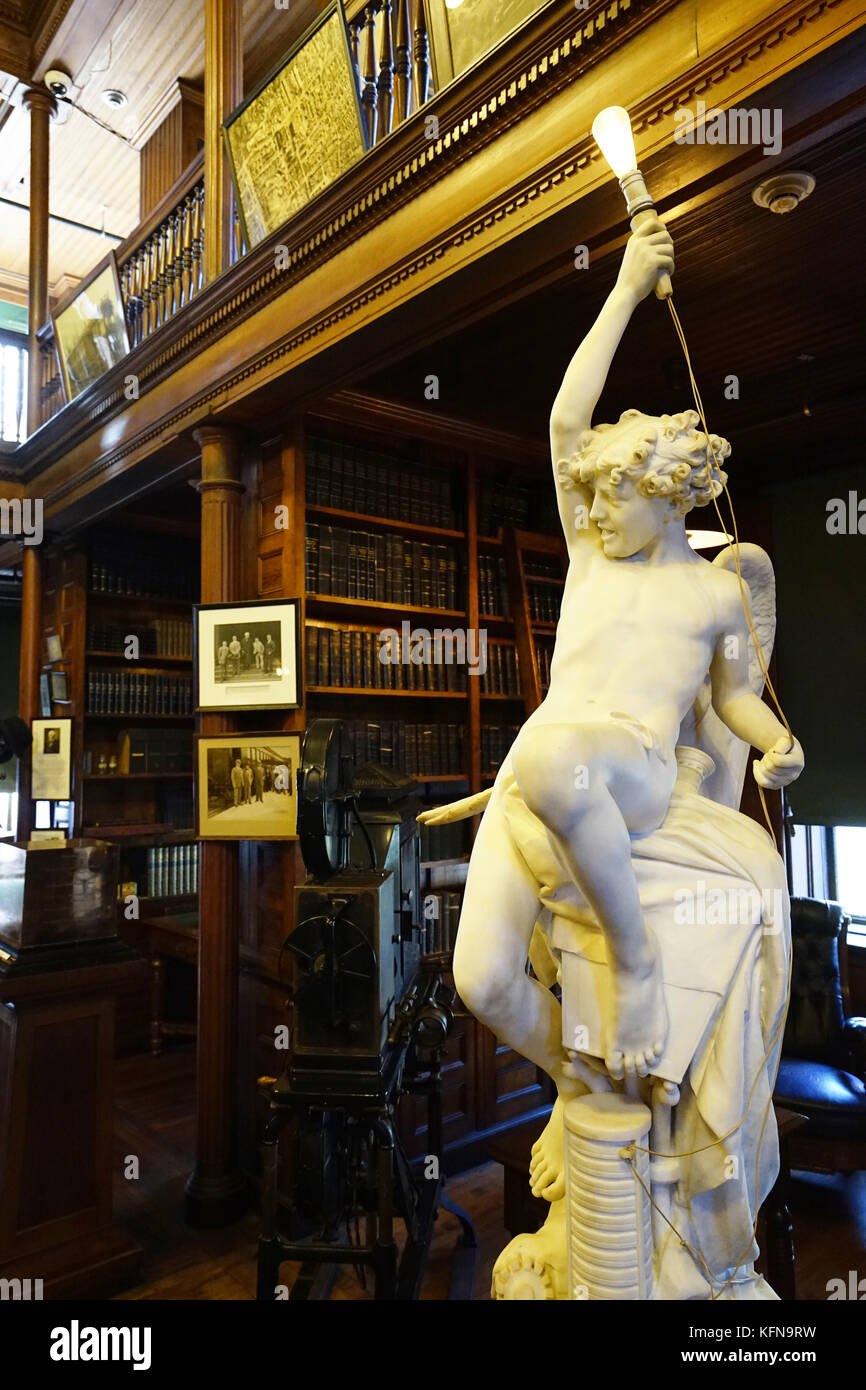 Eine Statue mit einer Glühbirne in der Bibliothek von Thomas Edison.Thomas Edison National Historical Park.West Orange.New Jersey.USA Stockfoto