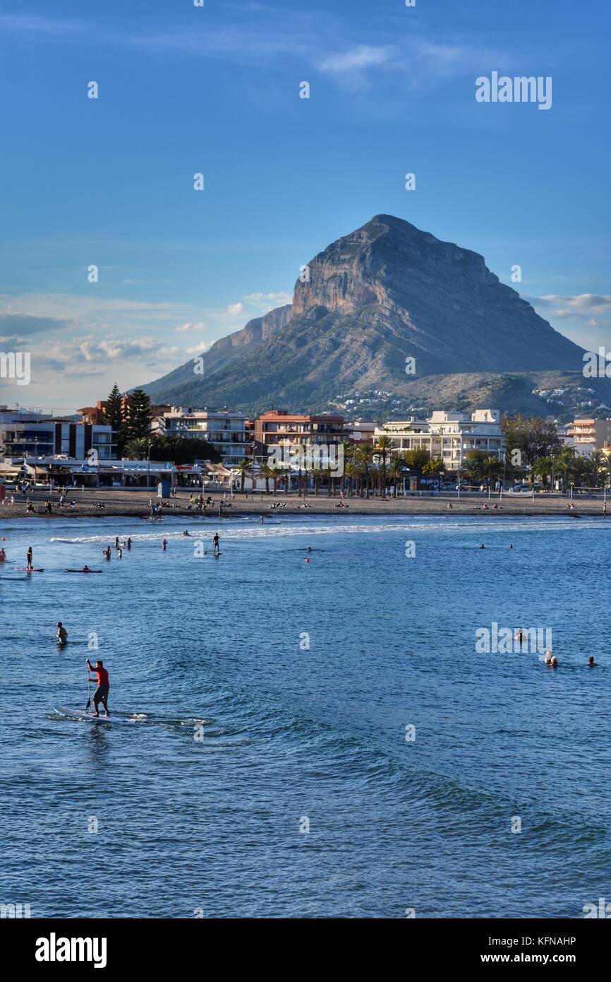 Blick vom Arenal Strand über Strand und Bucht in Richtung Montgo Berg, Javea, Provinz Alicante, Spanien. Ende Oktober, später Abend. Stockfoto
