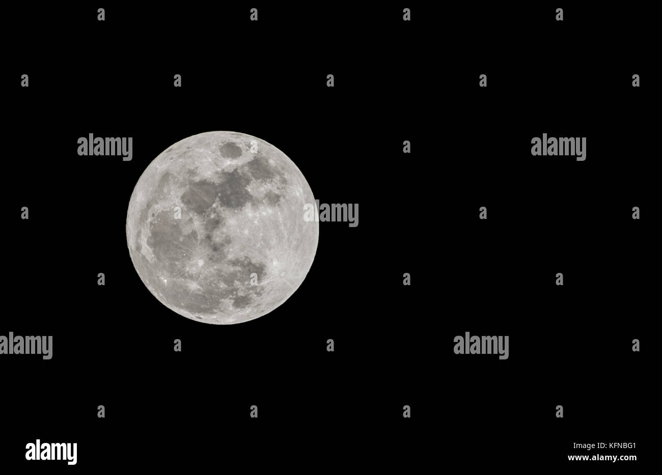 Weihnachten Mond zum ersten Mal seit 1977 die Full Moon Phase wird dieses Weihnachten, es ist bekannt als der erste Vollmond des Winters am 22. Dezember begann. Diese am 25. Dezember, Weihnachten wird der volle Mond Phase sein, ein Ereignis, das nicht seit 1977, und das nur einmal passiert bis 2034 aufgetreten ist. In diesem Vollmond Dezember, dem letzten Jahr, als kalte Vollmond bekannt ist, denn die Nächte in diesem Monat auf ihrer langen und dunklen Periode sind, sagte der nationalen Verwaltung der Luft- und Raumfahrt, POT. La Fase de Luna Llena se verá esta Navidad, se conoce como La primera Luna Llena del invie Stockfoto