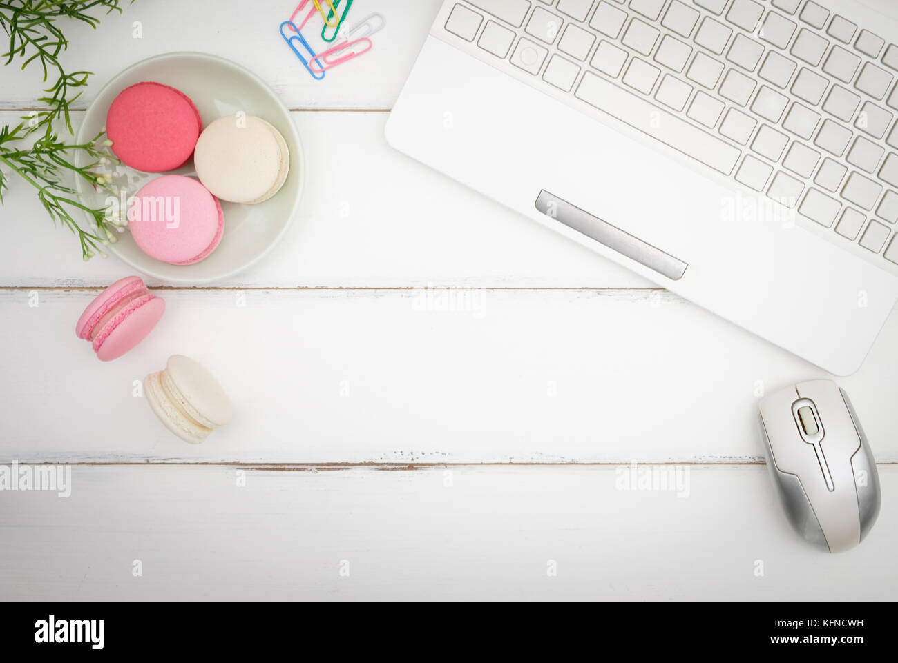 Macarons auf weißem Hintergrund, schöne Dessert, flach Stil mit Kopie Raum zu schreiben. Stockfoto