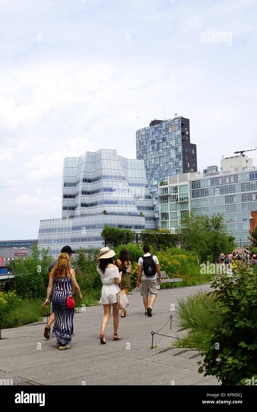 Besucher, die auf der New York City Highline (einem erhöhten Garten), NYC, NY, USA, spazieren gehen Stockfoto