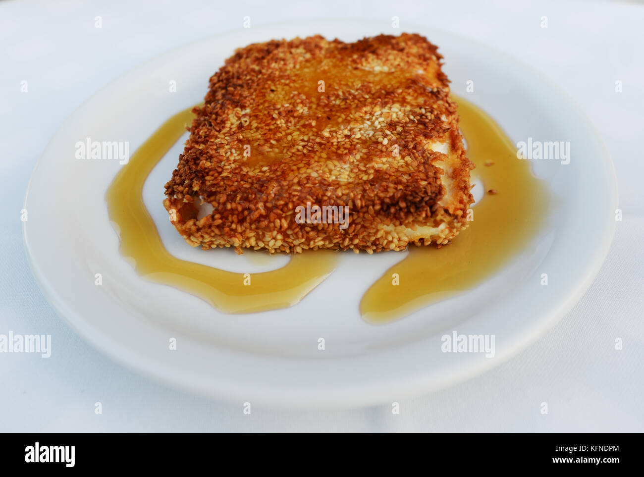 Griechischer Schafskäse mit Sesam und Honig. Stockfoto