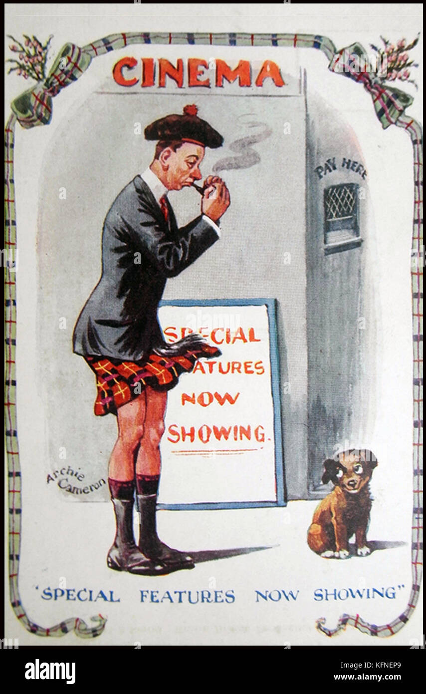 Eine britische Comic Postkarte aus den 1920er Jahren einen kilted Pfeife rauchenden Scotsman außerhalb eines Kinos mit besonderen Funktionen ist ein Plakat jetzt' als seinen Kilt bläst Stockfoto