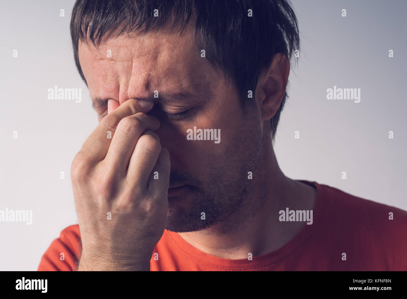 Forgetful abwesenden Mann versucht, etwas, das er zu vergessen, sich zu erinnern. Stockfoto