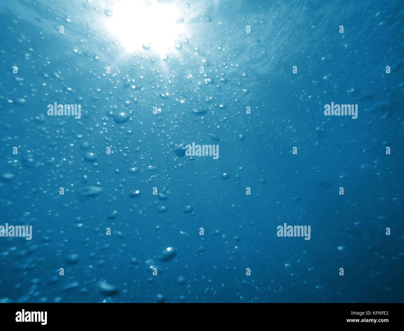 Unterwasser Meer blasen und Schaum mit Sonnenlicht Strahlen, natürliche Hintergrund Stockfoto