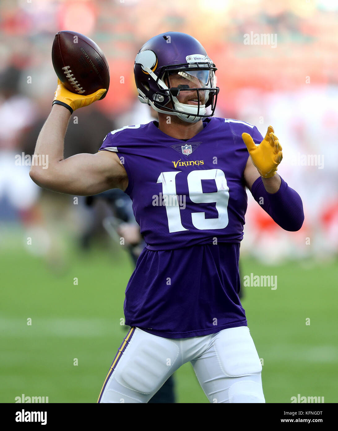 Adam Thielen, der Wide Receiver von Minnesota Vikings, wirft den Ball während des Aufwärmens vor dem Spiel der International Series in Twickenham, London. DRÜCKEN SIE ASSOZIATION Foto. Bilddatum: Sonntag, 29. Oktober 2017. Siehe PA Story GRIDIRON London. Das Foto sollte lauten: Simon Cooper/PA Wire. EINSCHRÄNKUNGEN: Nur für Nachrichten und redaktionelle Verwendung. Die kommerzielle/nicht redaktionelle Verwendung erfordert die vorherige schriftliche Genehmigung der NFL. Die digitale Nutzung unterliegt einer angemessenen Zahlenbeschränkung und keine Videosimulation des Spiels. Stockfoto