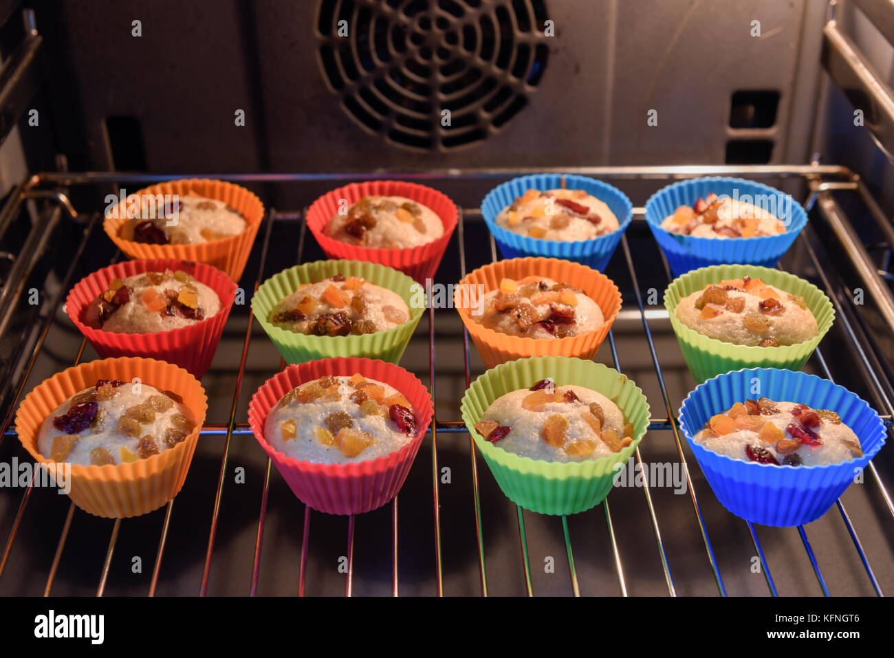 Hausgemachte bunten Cupcakes in Baker Stockfoto