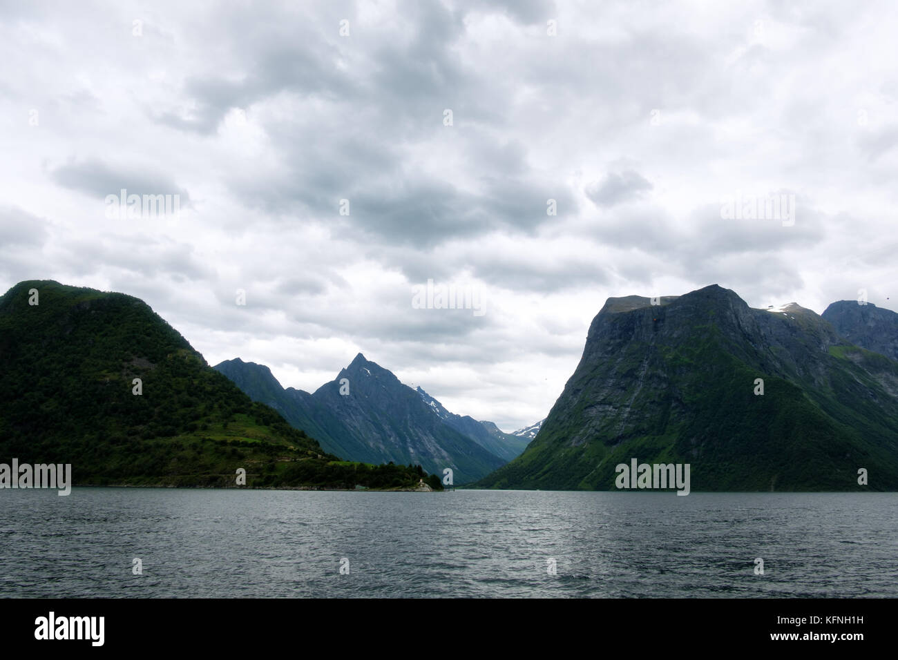 Dramatische abend Blick auf hjorundfjorden Fjord Stockfoto