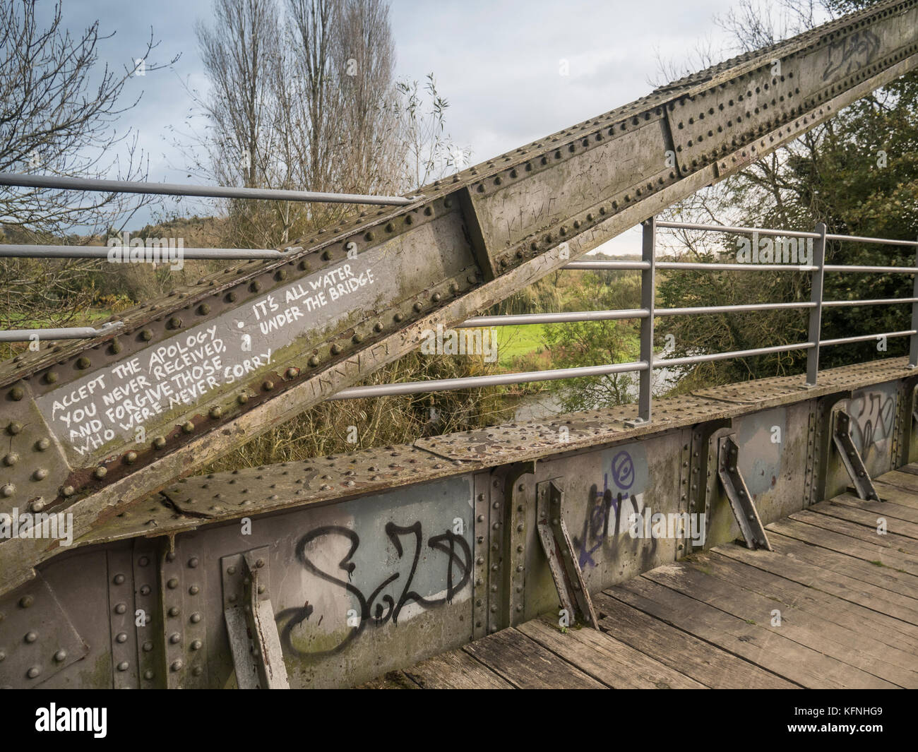 Akzeptiere die Entschuldigung, die Sie nie erhalten, und Vergib denen, die waren nie Es tut uns leid, es ist alles Wasser unter der Brücke. Stockfoto