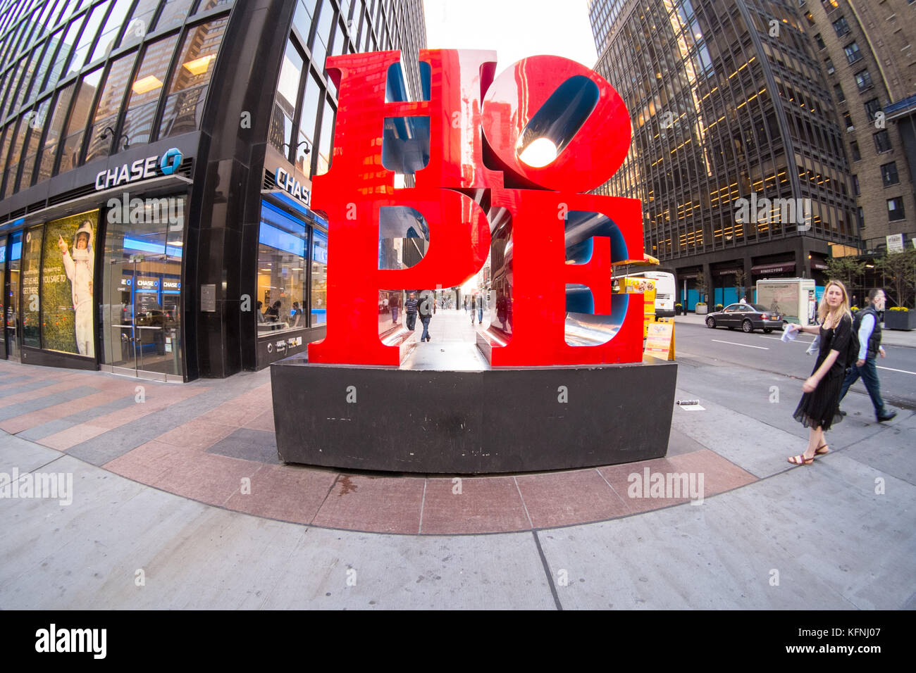 Robert Indiana's 'Hoffnung' Skulptur, 55th Street & 6th Avenue, New York City, Vereinigte Staaten von Amerika. Stockfoto