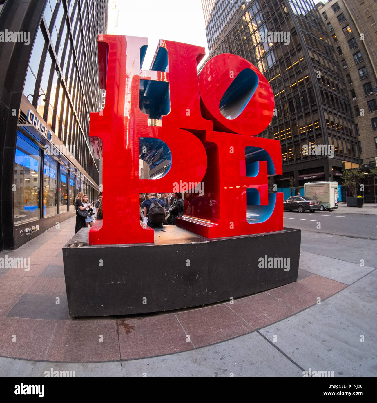 Robert Indianas Hope' Skulptur, 55th Street & 6th Ave, New York City, Vereinigte Staaten von Amerika. Stockfoto
