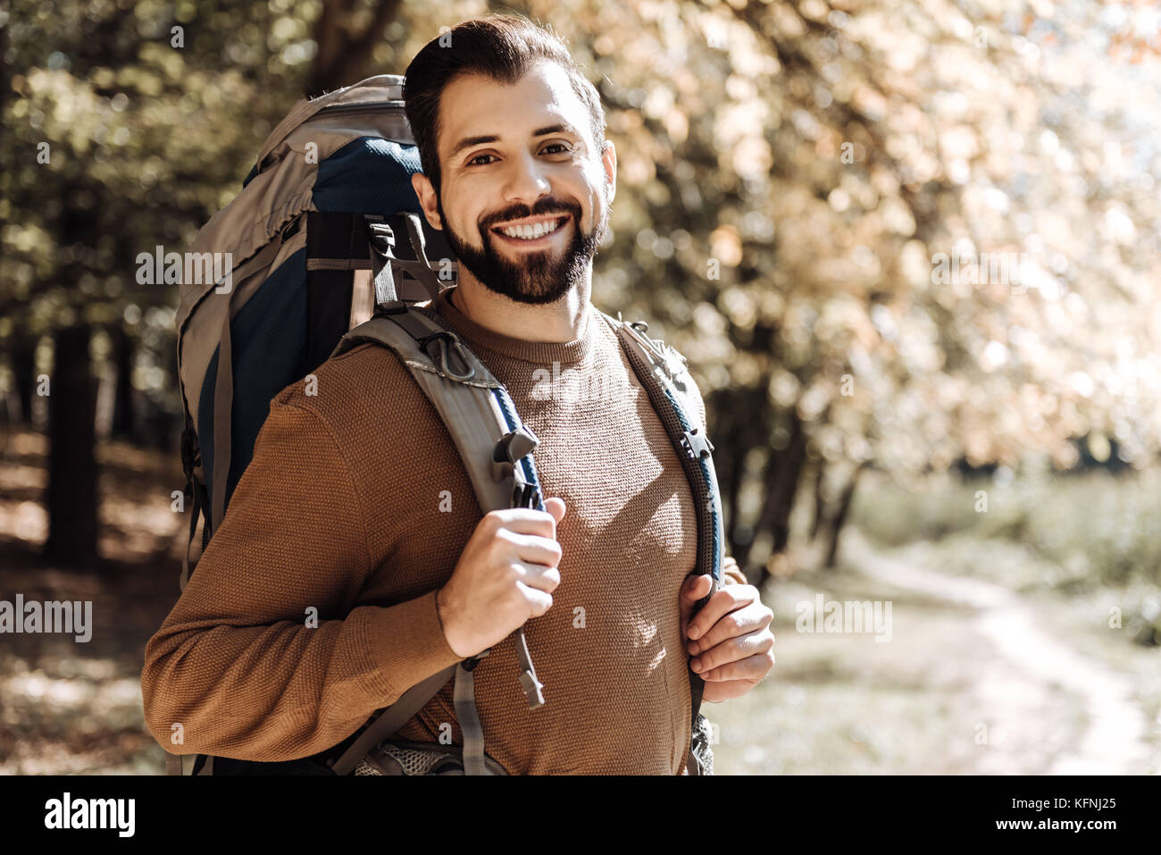 Positive traveller Pflege eine Rucksack Stockfoto