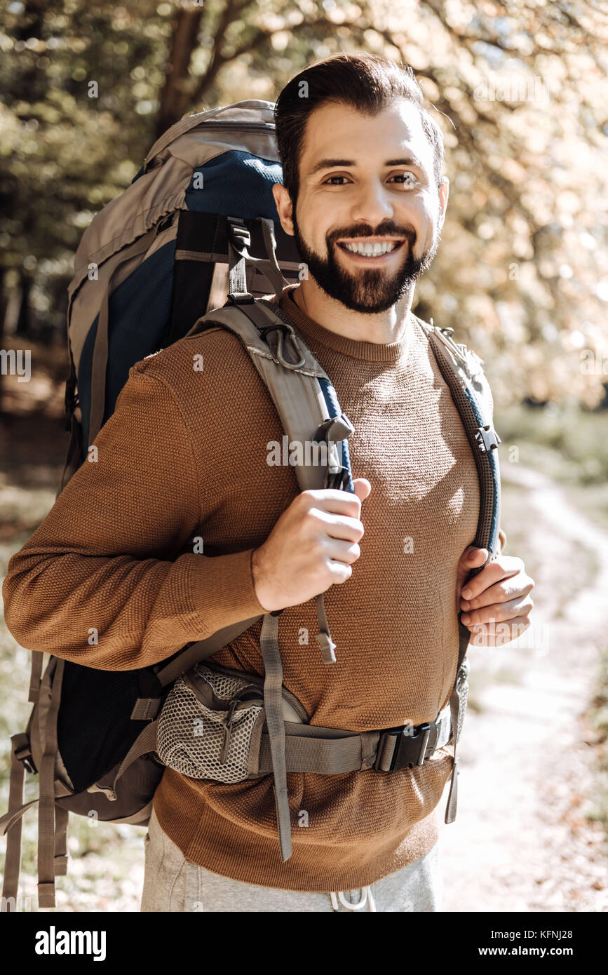 Taille bis der freudigen Touristische gegen die Natur ansehen Stockfoto