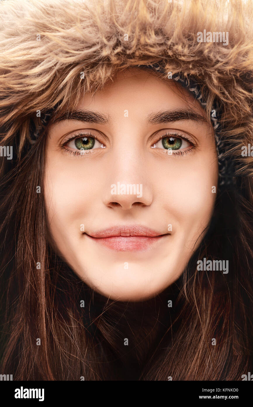 Closeup Portrait von lächelnden Mädchen mit pelzigen Haube Stockfoto