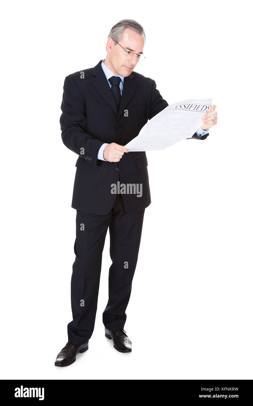 Reifen Geschäftsmann lesen Zeitung auf weißem Hintergrund Stockfoto
