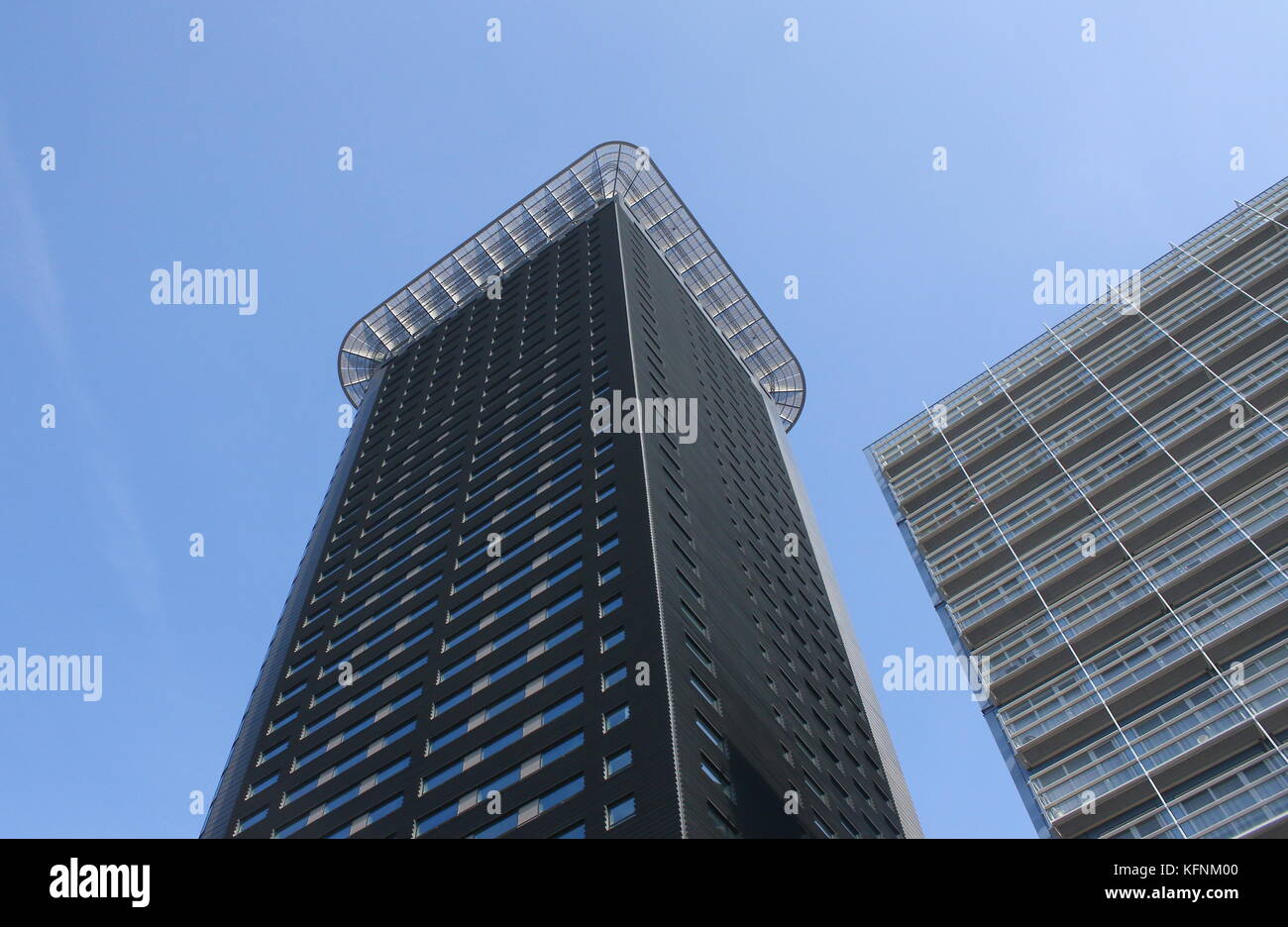 Het Strijkijzer (das Flatiron), ein Wohn- und Geschäftshaus Wolkenkratzer in Den Haag, Niederlande, 132 Meter hoch mit 42 Etagen. Stockfoto