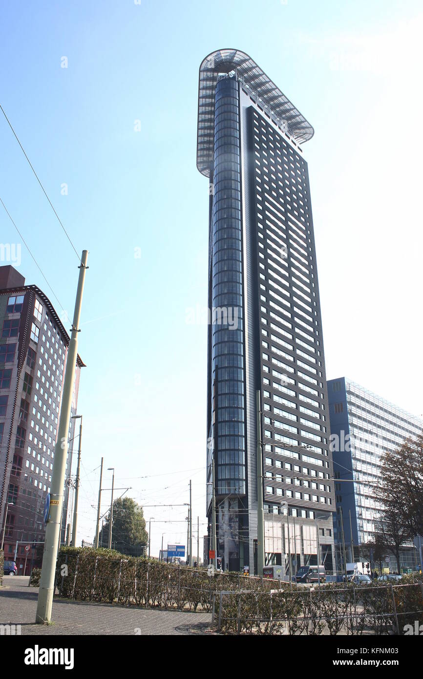 Het Strijkijzer (das Flatiron), ein Wohn- und Geschäftshaus Wolkenkratzer in Den Haag, Niederlande, 132 Meter hoch mit 42 Etagen. Stockfoto