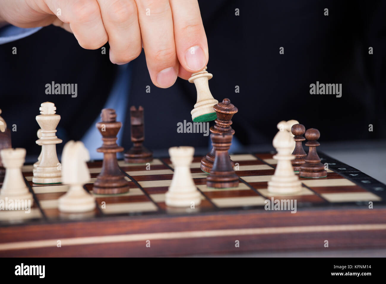 Nahaufnahme einer menschlichen Hand Schach spielen Stockfoto