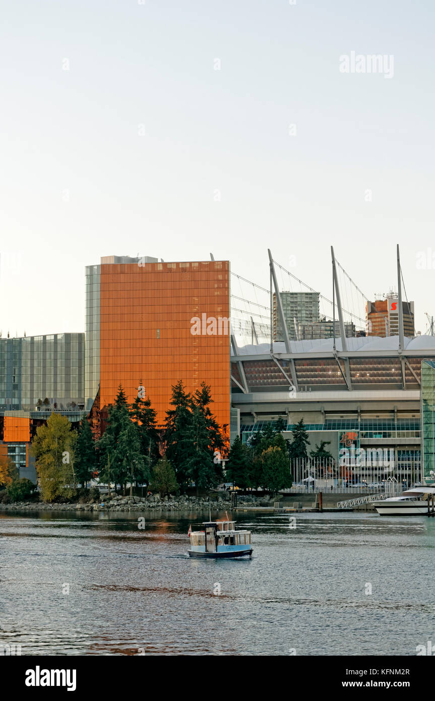 Aquabus Fähre auf False Creek mit dem JW Marriott Parq Hotel in Vancouver und BC Place Stadium im Hintergrund, Vancouver, BC, Kanada Stockfoto