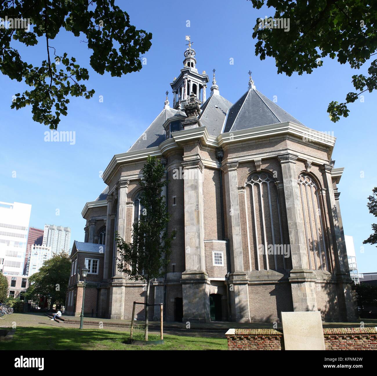 17. Jahrhundert klassische Nieuwe Kerk (Neue Kirche) in Den Haag, Niederlande am Spui Street.. Stich von 2 Bilder. Sommer 2017 Stockfoto