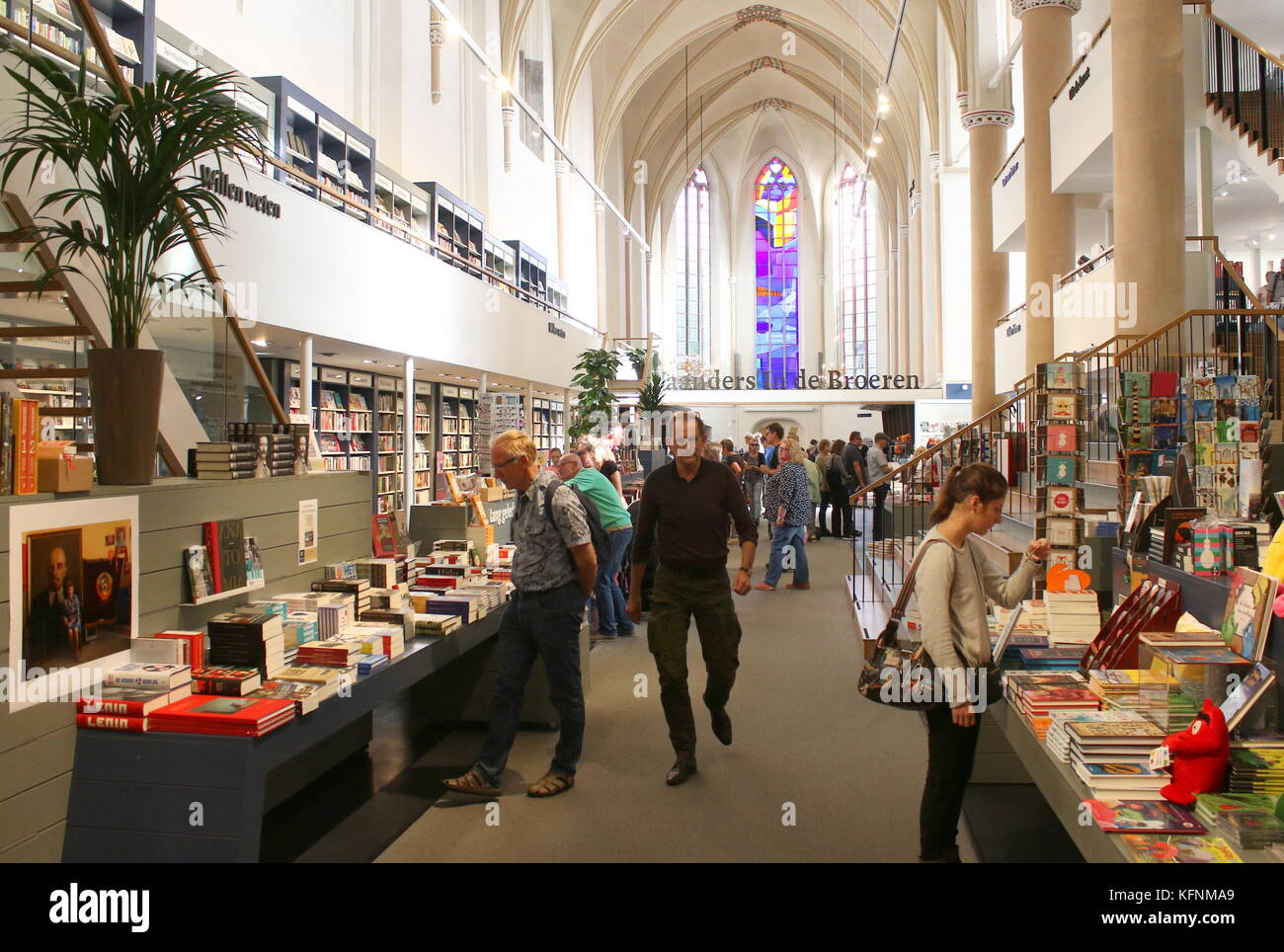 Waanders in de Broeren, moderne Buchhandlung in einer ehemaligen mittelalterlichen Kirche (Broerenkerk) im Zentrum von Zwolle, Niederlande Stockfoto