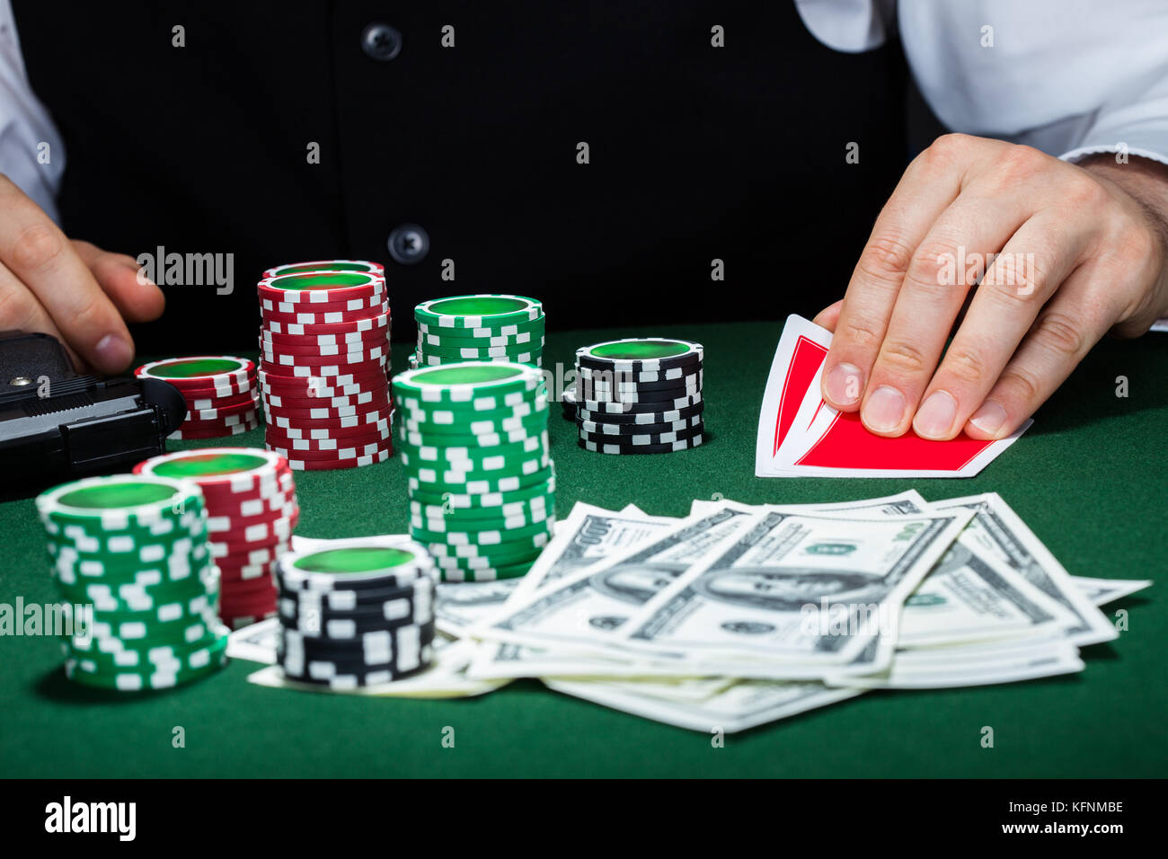 Porträt eines Croupiers, der mit der Waffe Karten spielt Stockfoto