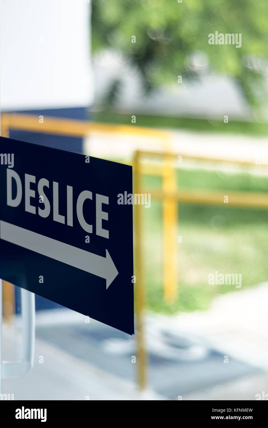 Schiebetür sign in spanischer Sprache auf Glastür mit Rampe und Geländer auf den Hintergrund für Rollstuhlfahrer und Menschen mit Behinderungen Stockfoto