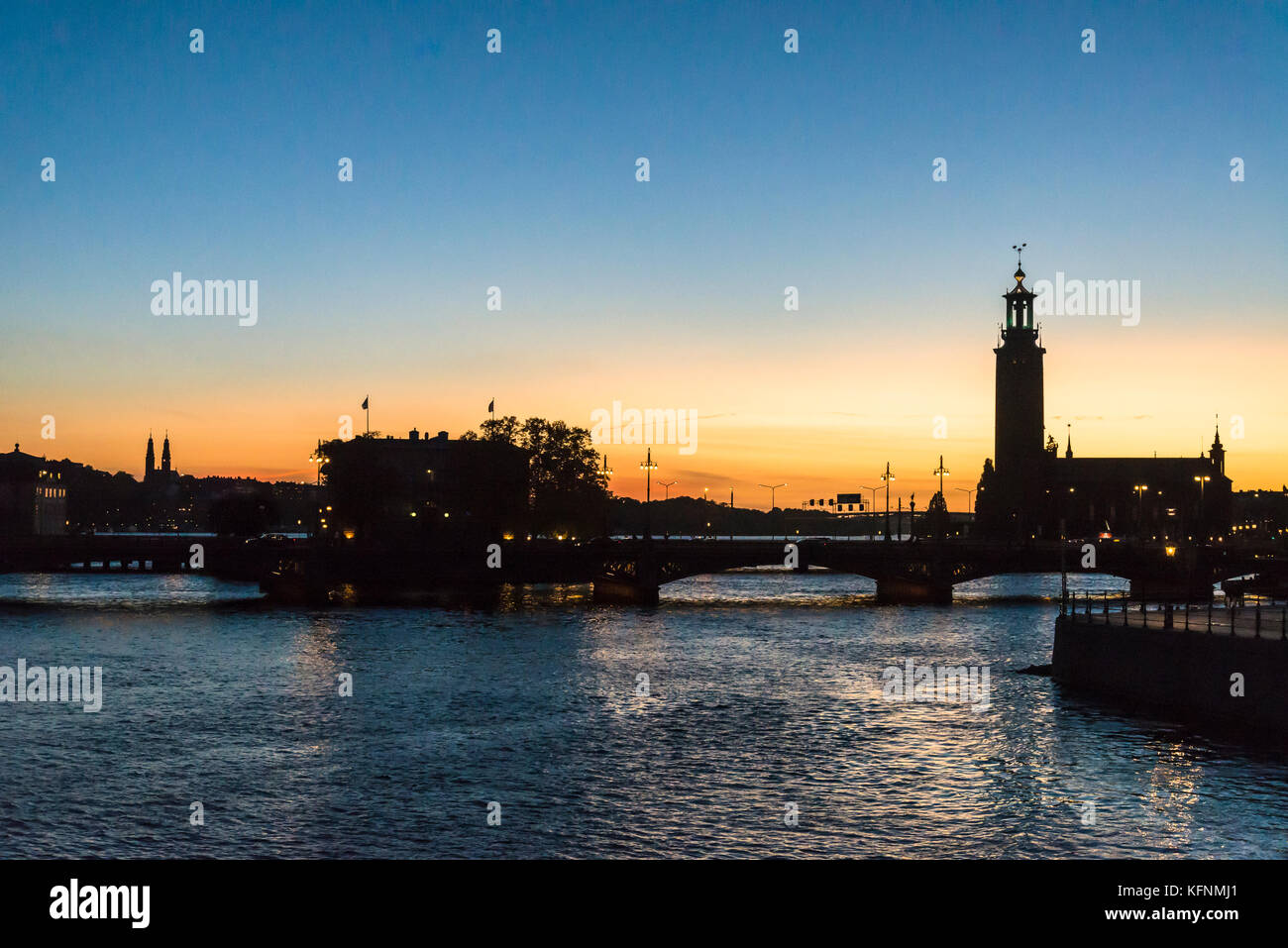 Silhouette der legendären Stockholmer Rathaus in der Dämmerung, Stockholm, Schweden Stockfoto