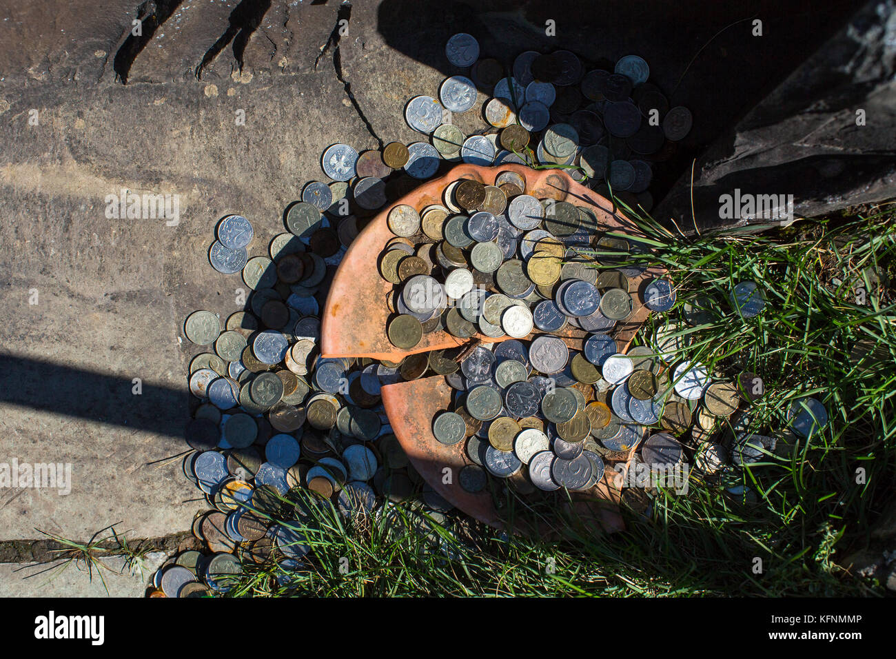 Ritual opfern in der Nähe von Felszeichnungen in der geläufigen kalbak - tash in Altai Gebirge, Russland. Stockfoto