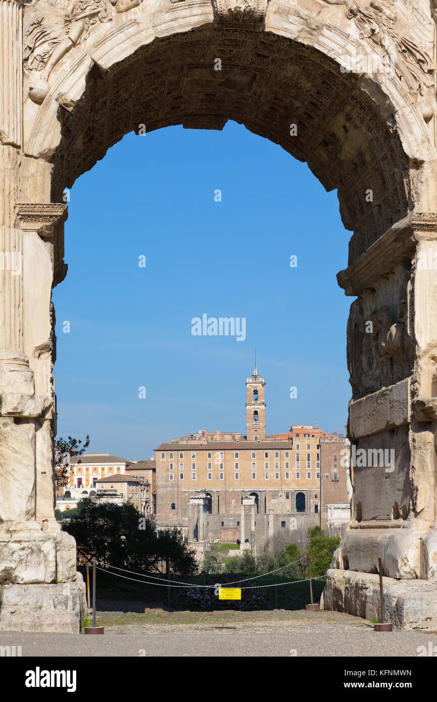 Forum Romanum (Lat.: Forum Romanum, Italienisch: Foro Romano) durch den Bogen des Titus (Italienisch: Arco di Tito; lateinisch: Arcus Titi), Rom, Italien Stockfoto