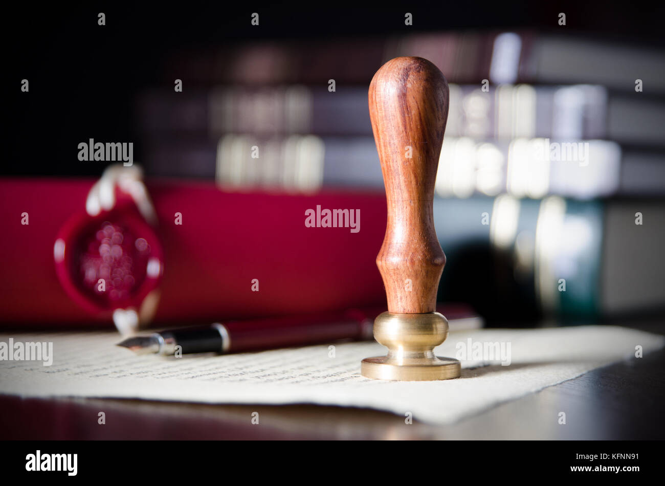 Notar, Rechtsanwalt. Gesetz Konzept mit Stempel im Gerichtssaal. Gesetz Vertrag Gericht rechtliche Vertrauen legacy Stempel Konzept Stockfoto