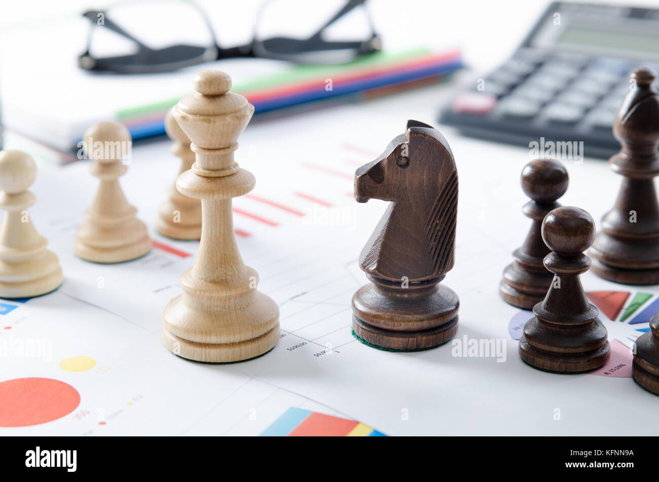 Financial Business Strategie. Schach auf dem Schreibtisch im Büro Konzept. Stockfoto