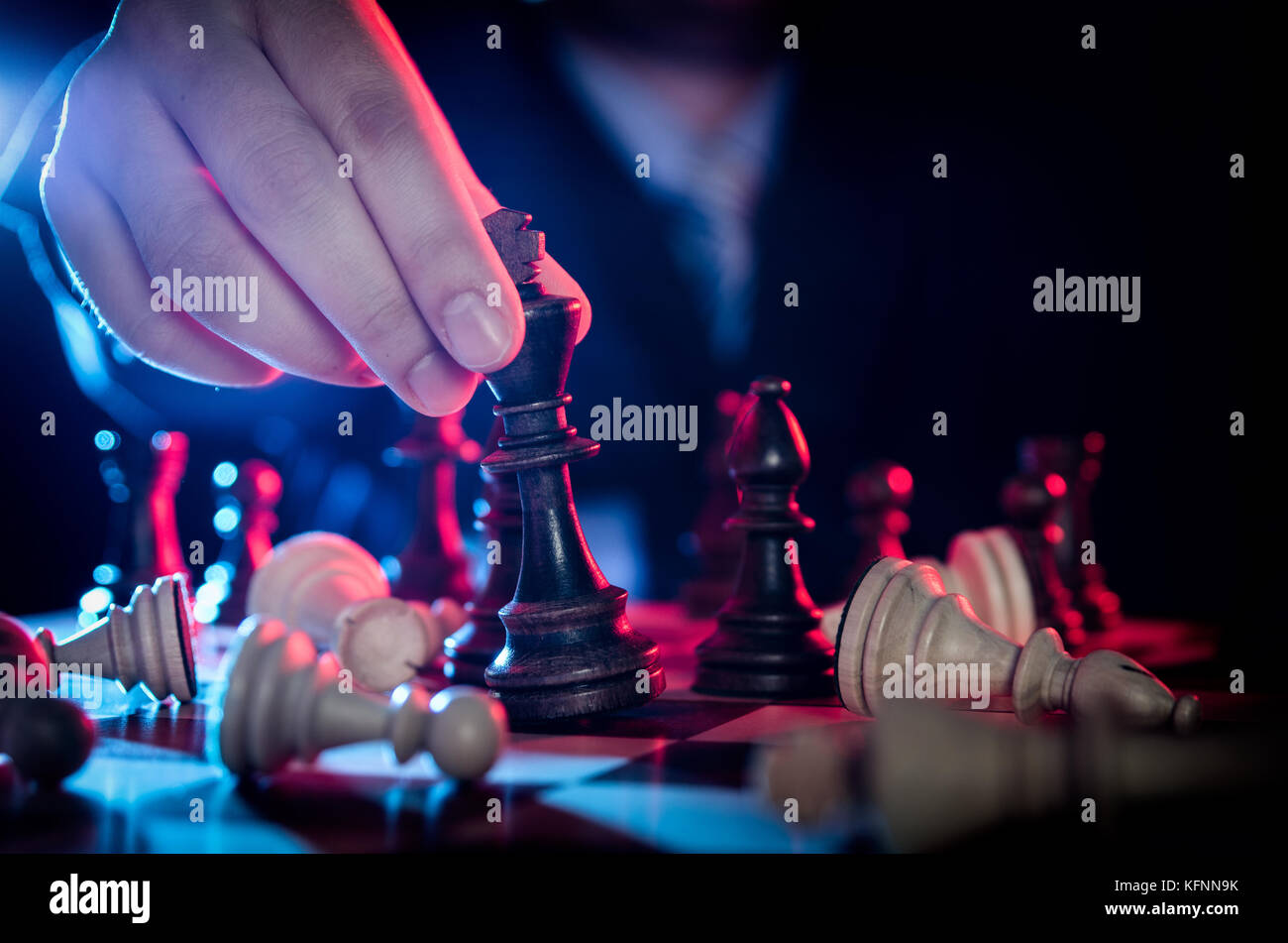 Schach Financial Business Strategie Konzept. team leader Holding Schachfigur. Stockfoto